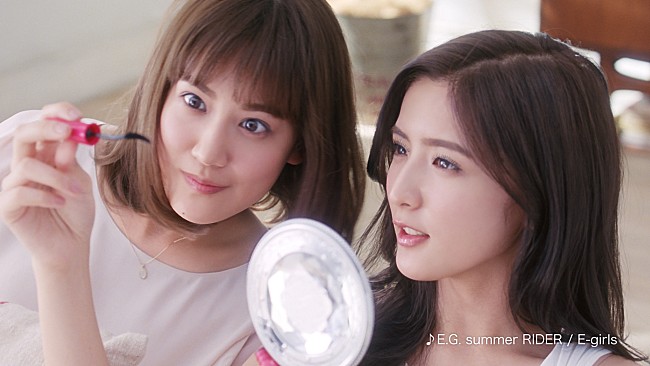 「E-girls美人姉妹（藤井萩花＆夏恋）仲良くじゃれ合う『ファシオ』新CM完成」1枚目/14