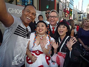 「友近と渡辺直美がハリウッドでレイ・パーカーJr.と「ゴーストバスターズ」を大合唱」