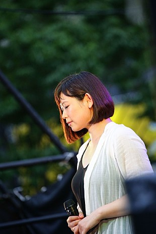 「絢香 初の大阪凱旋フリーライブで約3,000人のファンと「おかえり」合唱！」