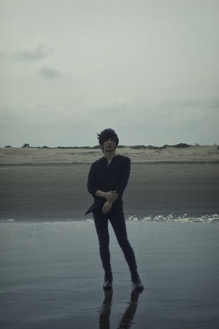 「TK from 凛として時雨 新曲「Signal」LGBTカップルから老夫婦まで多種多様な感情を描いたMV公開」