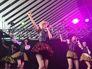 「ベイビーレイズJAPAN 復活したhideの夏フェスにて“アイドル”と“ロック”の垣根を超えたパフォーマンス披露」
