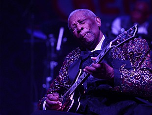「スラッシュ、ジミー・ヴォーン、デレク・トラックスら錚々たるギタリスト達がB.B.キングを祝う」