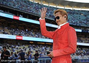 「EXILE ATSUSHI 米・大リーグのグランドに着物姿で登場！ 日本国歌斉唱＆前田健太投手とも固い握手を交わす」