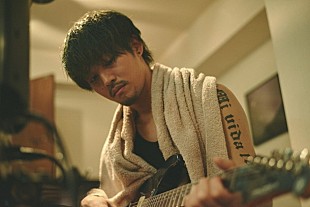 「GReeeeN名曲映画『キセキ』松坂桃李演じるJINの姿が公開！ グリーンヘア＆口ひげ＆ピアス＆タトゥーに表される反発心」