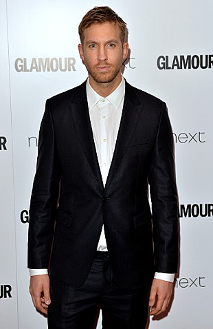 「カルヴィン・ハリス、元恋人“テイラー”をネタにしたジョークに思わず笑う」