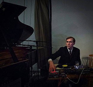 「スウェーデン出身のレコードの魔術師＝モルンバール・アヴ・ヨン、録り貯めたアーカイヴを網羅した集大成的作品を発表」