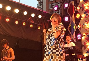 「hitomi 妊婦とは思えぬ美脚スタイルで「SAMURAI DRIVE」「CANDY GIRL」など熱唱」