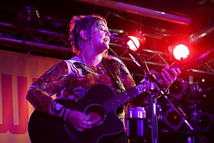 「新・ロックンロールの女王“エル・キング”、魂を揺さぶる貫禄のアコースティック・ショーの最新レポートが到着」