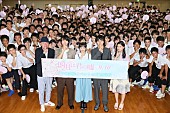 広瀬すず「映画『四月は君の嘘』広瀬すず＆山崎賢人らロケ地・鎌倉高校にサプライズ凱旋「嘘ついてごめんなさい」」1枚目/5