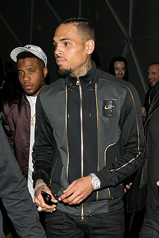 「クリス・ブラウンが米モデルへの暴行容疑で逮捕」