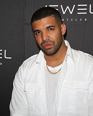 「ドレイク、モデルのタイラ・バンクスを恋人役にした新MV公開」