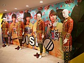 「超特急、DISH//らの衣装とともに撮影ができる『hmv museum』本日オープン」1枚目/1