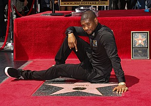 「アッシャー、ハリウッド殿堂入りでファンに感謝」