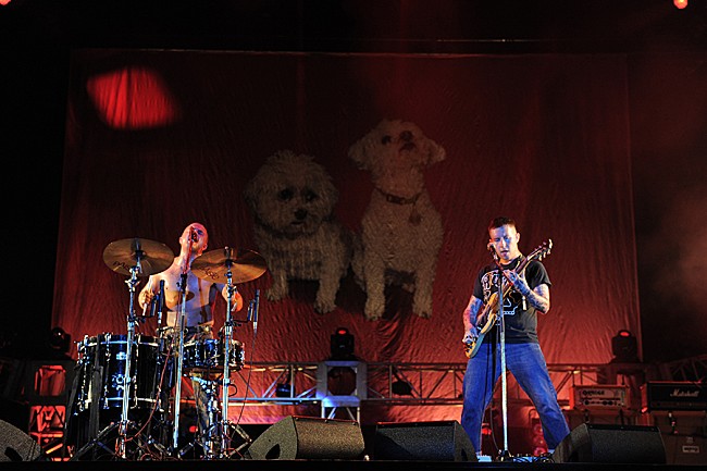 「「実験的なアプローチをとって、色々なサウンドをトライした」― スレイヴスがマイクD参加の最新作を語る来日インタビュー＆サイン入りポラプレゼント」1枚目/4