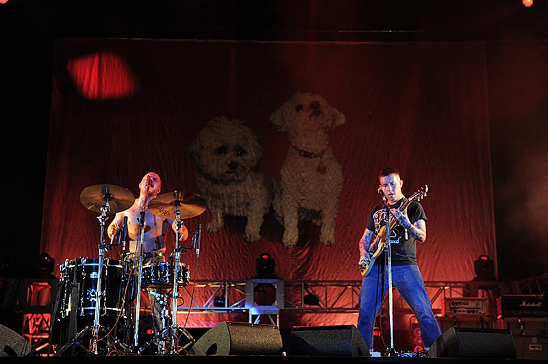 「実験的なアプローチをとって、色々なサウンドをトライした」― スレイヴスがマイクD参加の最新作を語る来日インタビュー＆サイン入りポラプレゼント