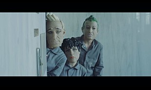 「グリーン・デイ、新アルバム収録曲「バン・バン」MVで銀行強盗に！？」