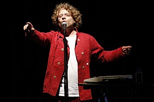 「”ポップ・マエストロ” ベニー・シングスがスキマスイッチと共演！最速レポートが到着！」