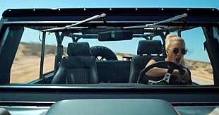 「レディー・ガガ 脱・奇抜ファッション！ 新曲「パーフェクト・イリュージョン」Tシャツ＆短パンで踊り狂うMV公開」