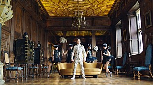 「ロビー・ウィリアムス、新アルバムの国内盤は11/23発売＆豪華絢爛なパーティーに興じる新MV公開」