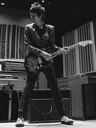 「ギャラガー兄弟らが寵愛するジェフ・ウートン、デビューALから「Sonik Drips」のMVを公開」