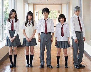 「村上虹郎主演映画『二度めの夏、二度と会えない君』AKB48加藤玲奈らメインキャスト5人の集合写真公開」