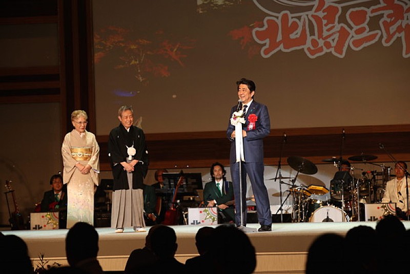 北島三郎「北島三郎の芸道55周年記念パーティー【感謝の宴】安倍首相も駆けつけ700人が祝福」1枚目/3