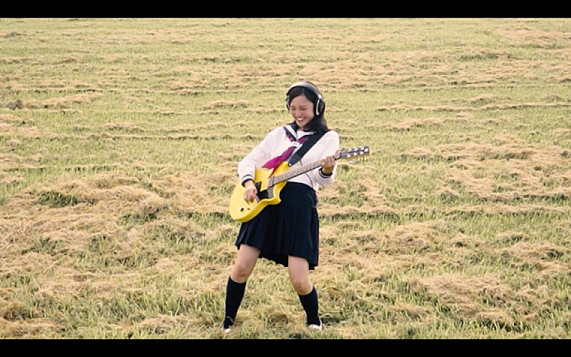 『ワイドナショー』でも話題“すっぴん美人”北村優衣【黒髪ギター少女選手権】告知ムービー解禁