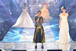 「西野カナ 【GirlsAward】に登場し花嫁10人と新曲「Dear Bride」初披露」