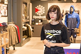 「玉城ティナ 関西初「リーボック クラシックストア」開店イベントでファンとチェキ撮影」