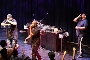 「ユーモラスでポップなデ・ラ・ソウルのライブ！ヒップホップの“革新者”が繰り広げるピースフル＆ファンキーなステージに心沸き立つ都会の宵」