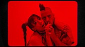 「DNCE×仲里依紗の濃厚なキスシーンも……新曲「ボディー・ムーヴズ」MV公開」1枚目/5