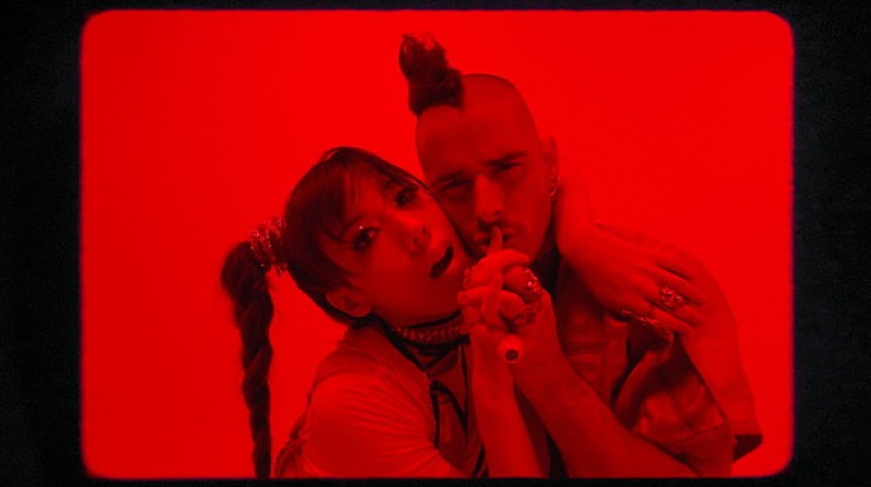 DNCE×仲里依紗の濃厚なキスシーンも……新曲「ボディー・ムーヴズ」MV公開