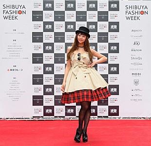 「西内まりや“ミックスカルチャーファッション”で渋谷に登場！ 路上ライブで自身の楽曲「BELIEVE」なども披露」