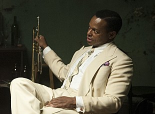 「マイルス・デイヴィスに瓜二つ！　映画『ブルーに生まれついて』場面写真公開」