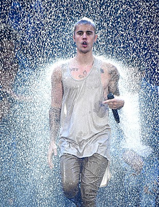 「J・ビーバーがマイク投げステージ去る……言う事聞かない観客に怒」