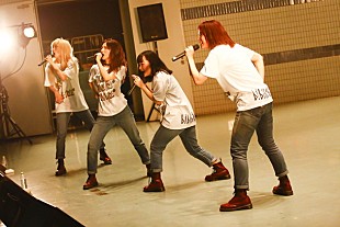 「BILLIE IDLE（R）代々木公園フリーワンマンライブに500人のファンが集結」