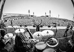 「テイラー・モムセン率いるプリティー・レックレス、全米ロック・チャートで4曲目の首位マークでさらなる快挙達成」