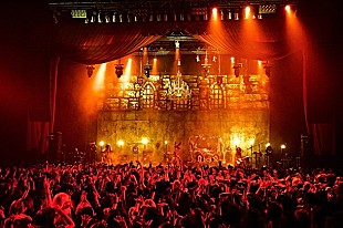 「the GazettE 初のハロウィンライブも大盛況！ 全22曲を圧巻のパフォーマンスで披露」