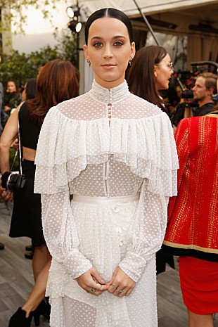 「ケイティ・ペリーがハロウィン仮装でヒラリーに変身、恋人オーランド・ブルームはトランプに」