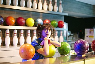 「水曜日のカンパネラ 新曲「アラジン」ボーリング場で踊り明かすカラフル＆ユニークなMV公開」