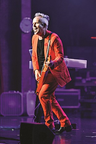 「ハワード・ジョーンズ 名盤2枚の再現ライヴ音源を追加した豪華3枚組の最新アルバムをリリース。1月には来日公演も。」