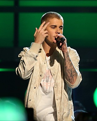 「ジャスティン・ビーバーがパブでサプライズ・パフォーマンス、ビートルズやベートーヴェンをピアノ弾き語り」