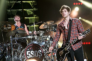 「5SOSのツアーが総興行収入3,900万ドル突破で米ビルボード・ツアー・チャート1位に、ONE OK ROCKも参加」