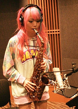 「派手髪で意気投合！ ゴールデンボンバー＆奇抜なサックス奏者ユッコ・ミラーの共演が実現」