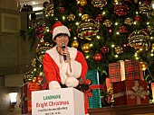 秦基博「秦 基博 地元・横浜のクリスマスツリー点灯式にサンタ姿で登場＆新曲生披露」1枚目/3