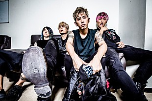「ONE OK ROCK 11万人動員の渚園ライブ映像＆オフショット使用の「Taking Off」新MV公開」