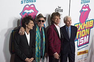 「ストーンズ、NYでスタートした回顧展のレッド・カーペットに4人揃って登場」