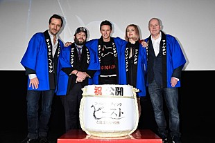 「映画『ファンタビ』初日舞台挨拶にてエディ・レッドメインら“ファンタビ法被”に大興奮「ロンドンでも着ようかな」」