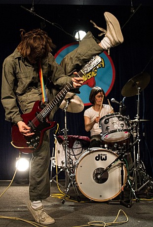 「ザ・レモン・ツイッグス、LAで行われたデビュー・アルバム発売記念ライブをレポート」