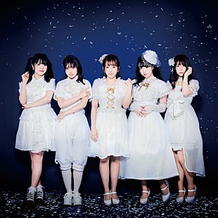 「“ダークファンタジーユニット”STARMARIE、新ヴィジュアルで初の純白衣装を披露」